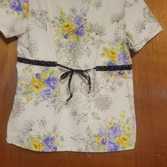 Mixed lot Scrub tops - Picture 4 of 5